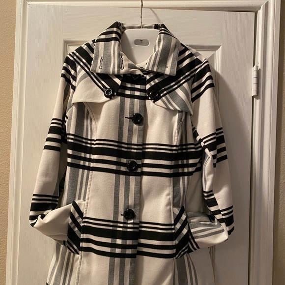 Black and White 6 button jacket/coat with side pockets - Picture 7 of 8